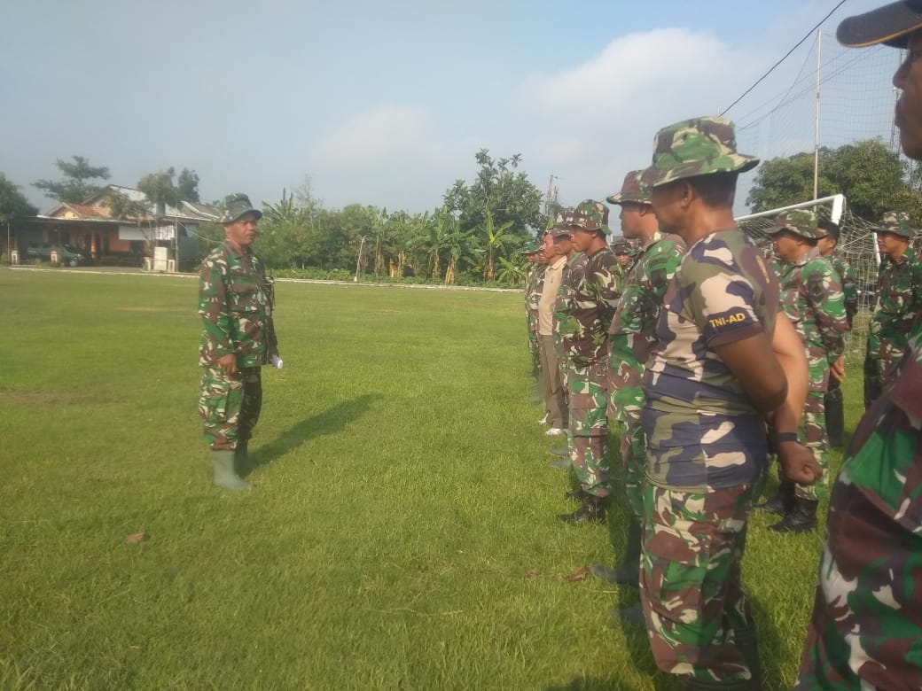 Danramil Mengambil apel kesiapan sebelum bekerja Danramil Mengambil apel kesiapan sebelum bekerja