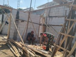 Selalu Hadir Ditengah Warganya, Babinsa Gotong Royong Rehab Rumah Selalu Hadir Ditengah Warganya, Babinsa Gotong Royong Rehab Rumah