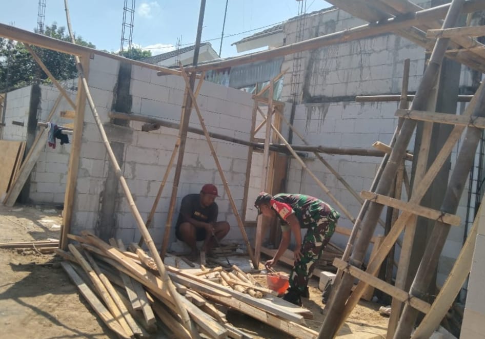 Selalu Hadir Ditengah Warganya, Babinsa Gotong Royong Rehab Rumah Selalu Hadir Ditengah Warganya, Babinsa Gotong Royong Rehab Rumah