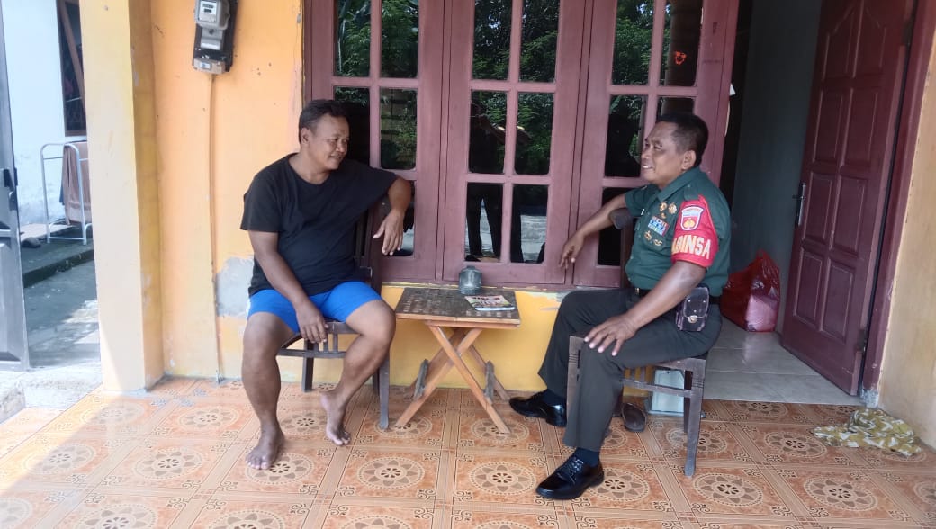 Banjir Terjadi Dimana Mana Babinsa Ingatkan Warga Perbaiki Drainase