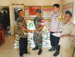 Jamin Aman, Babinsa Kawal Pendistribusian Beras Dari Pemerintah
