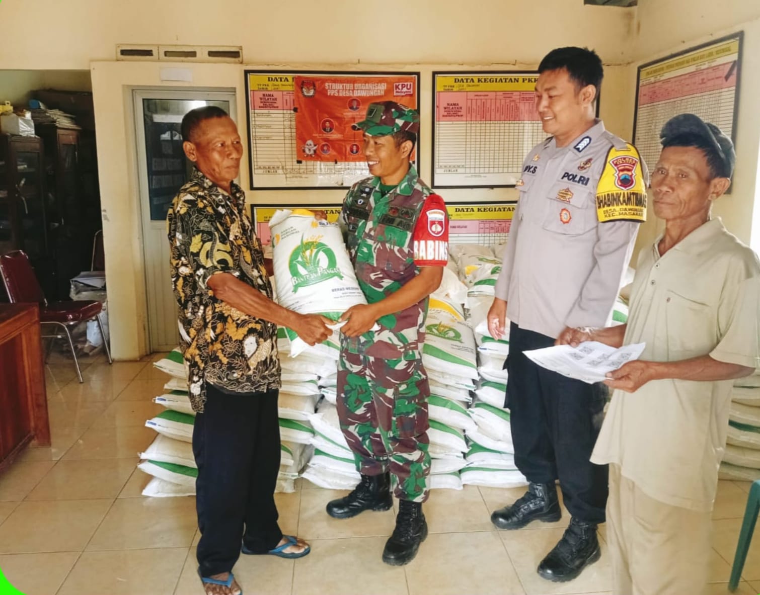 Jamin Aman, Babinsa Kawal Pendistribusian Beras Dari Pemerintah