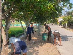 Wujudkan Lingkungan Bersih, Babinsa bersama Warga Kerja Bakti