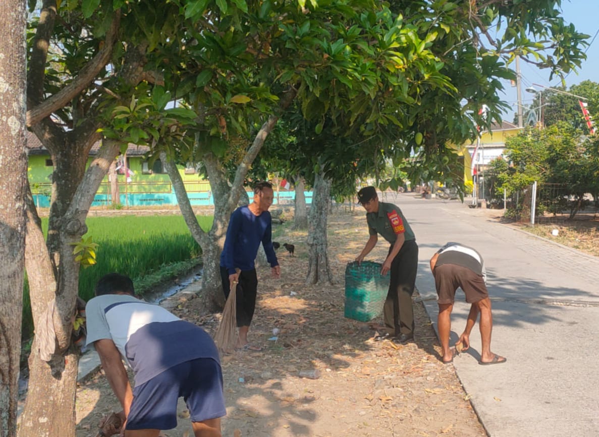 Wujudkan Lingkungan Bersih, Babinsa bersama Warga Kerja Bakti