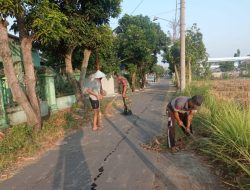 Tunjukkan Semangat Gotong Royong, Babinsa Dan Warga Bersihkan Lingkungan