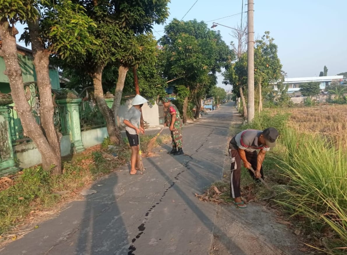 Tunjukkan Semangat Gotong Royong, Babinsa Dan Warga Bersihkan Lingkungan