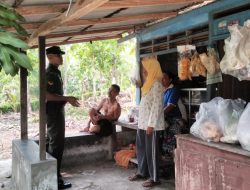 Pantau Kondisi Terkini Wilayah,  Babinsa Silahturahmi dengan Warga