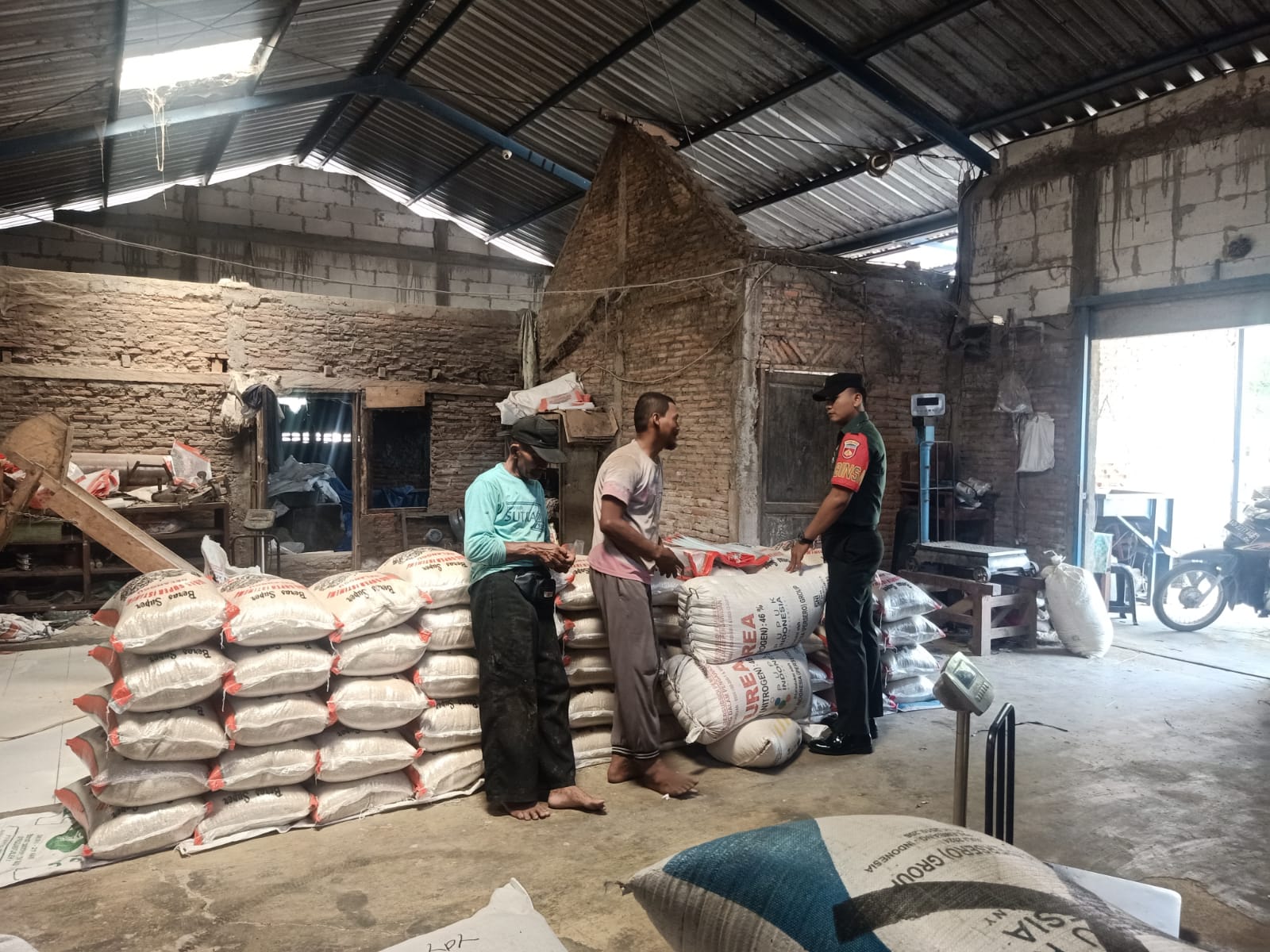 Pastikan Stok Beras Aman di Bulan Ramadhan, Babinsa Pantau Penggilingan Padi