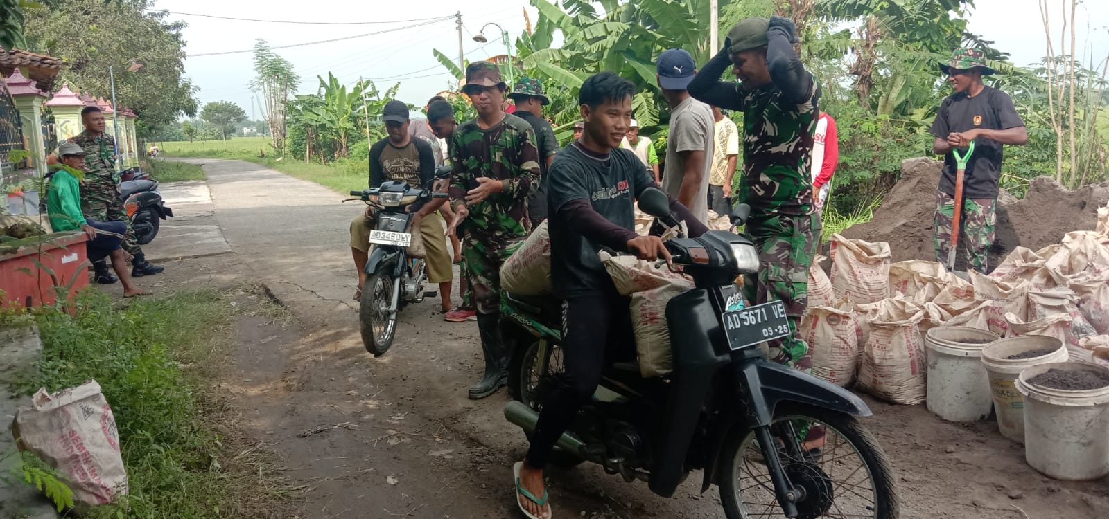 WARGA RELA KORBANKAN MOTORNYA DEMI SUKSESNYA TMMD WARGA RELA KORBANKAN MOTORNYA DEMI SUKSESNYA TMMD