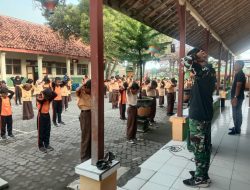 Satgas TMMD Mengajak Anak-anak Sekolah Senam Ala Tentara Satgas TMMD Mengajak Anak-anak Sekolah Senam Ala Tentara