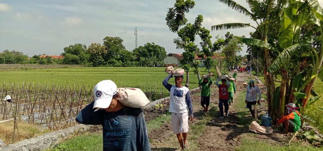 Guna meringankan pekerjaan, Satgas TMMD Reguler ke -119 Kodim 0725/Sragen, menggunakan Sak semen langsir batu koral Guna meringankan pekerjaan, Satgas TMMD Reguler ke -119 Kodim 0725/Sragen, menggunakan Sak semen langsir batu koral
