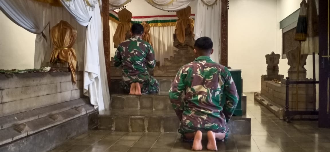 Anggota Satgas TMMD Ziarah Ke Makam Butuh