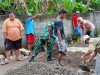 Perbaiki Infrastruktur Kampung, Babinsa Bantu Warga Cor Jalan