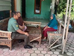 Menjaga Kebersihan Lingkungan Saat Musim Penghujan, Ini Tips yang Dibagikan Babinsa Kepada Warganya