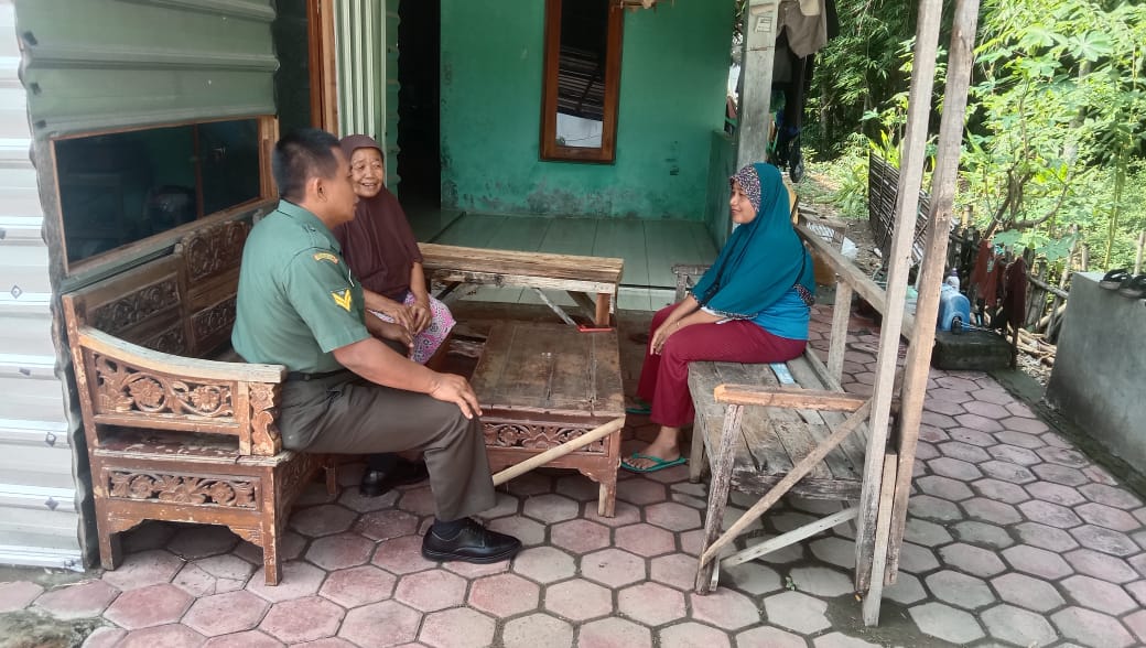 Menjaga Kebersihan Lingkungan Saat Musim Penghujan, Ini Tips yang Dibagikan Babinsa Kepada Warganya