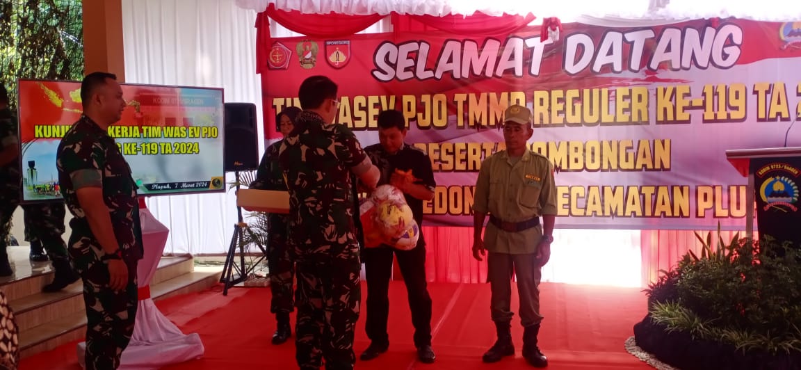WASEV MEMBERIKAN BANTUAN ALAT OLAHRAGA KEPADA KARANGTARUNA DAN ALAT SISKAMPLING KEPADA HANSIP WASEV MEMBERIKAN BANTUAN ALAT OLAHRAGA KEPADA KARANGTARUNA DAN ALAT SISKAMPLING KEPADA HANSIP