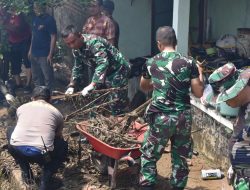 Gercep, Letkol Inf Yoga ikut bersihkan jembatan tersumbat Gercep, Letkol Inf Yoga ikut bersihkan jembatan tersumbat