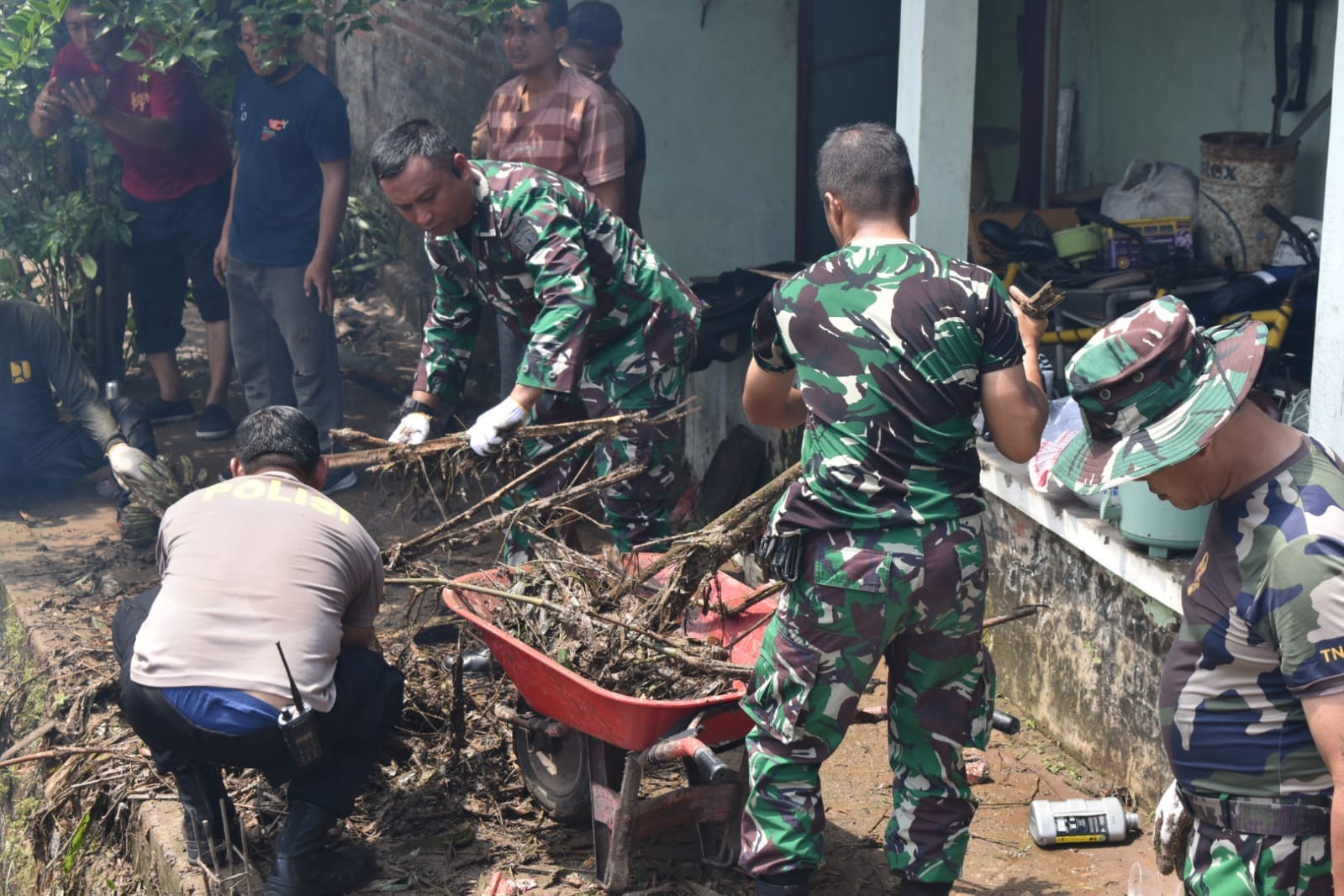 Gercep, Letkol Inf Yoga ikut bersihkan jembatan tersumbat Gercep, Letkol Inf Yoga ikut bersihkan jembatan tersumbat