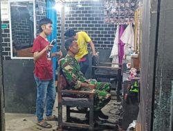 Meskipun TMMD, Prajurit TNI tetap Potong rambut Meskipun TMMD, Prajurit TNI tetap Potong rambut