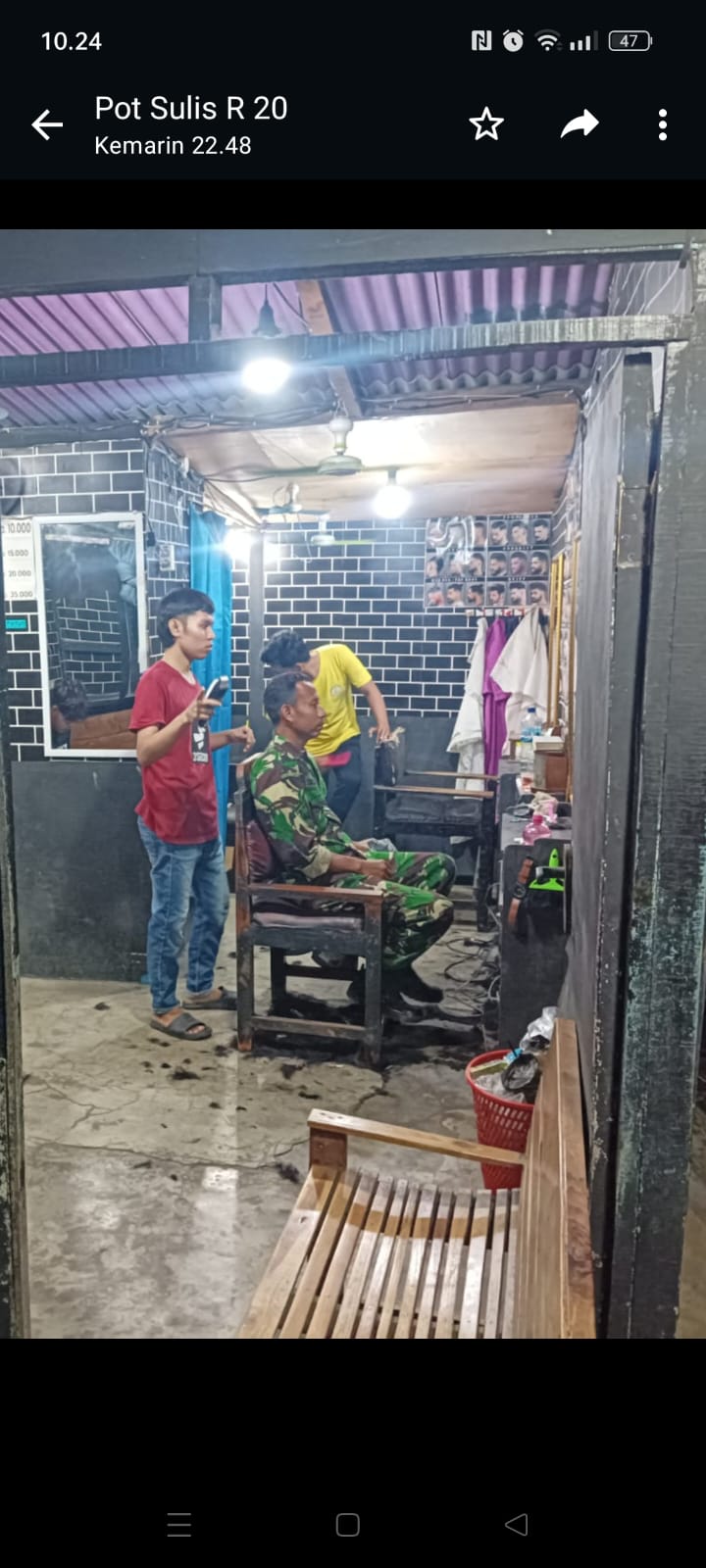 Meskipun TMMD, Prajurit TNI tetap Potong rambut Meskipun TMMD, Prajurit TNI tetap Potong rambut