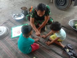 Personel Satgas TMMD Manfaatkan Waktu Istirahat dengan Bermain bersama Anak-anak Desa Jabung Personel Satgas TMMD Manfaatkan Waktu Istirahat dengan Bermain bersama Anak-anak Desa Jabung