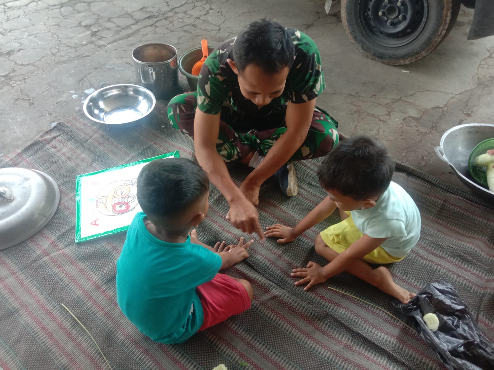 Personel Satgas TMMD Manfaatkan Waktu Istirahat dengan Bermain bersama Anak-anak Desa Jabung