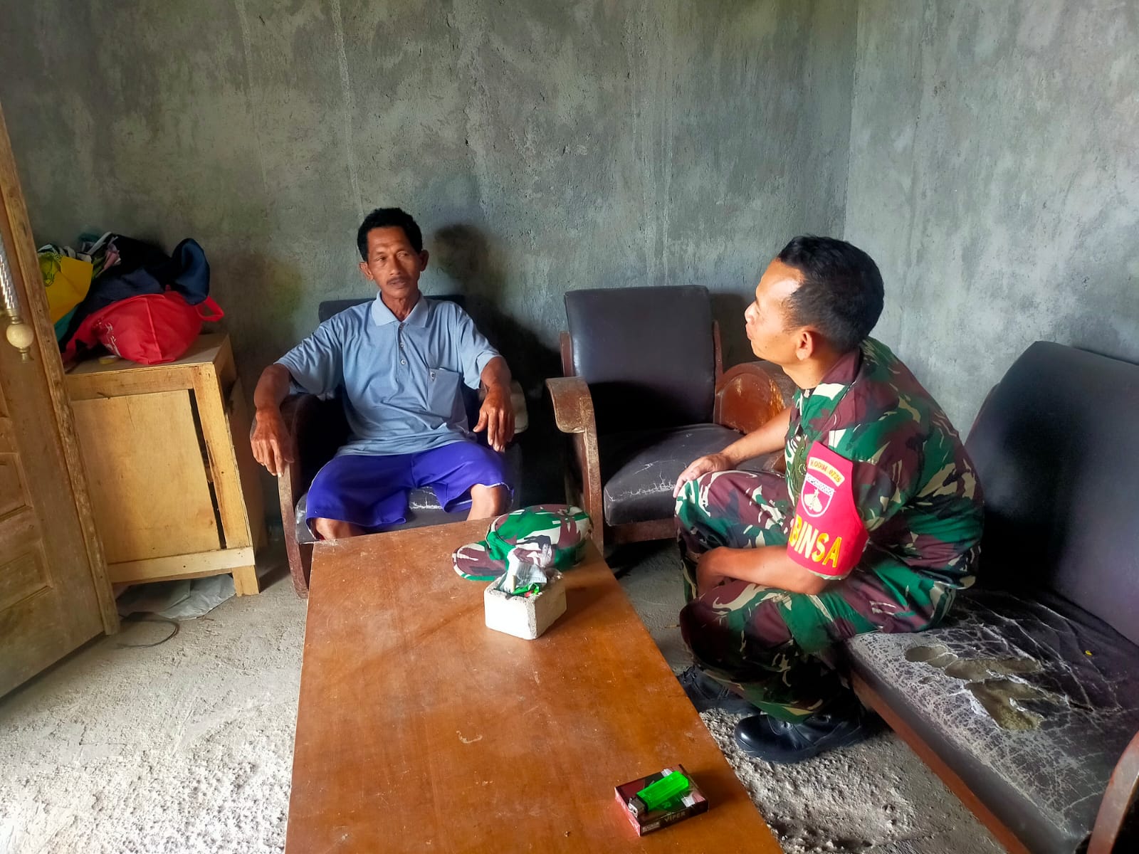 Kunjungan Babinsa Ke Rumah Mitra Karib Sampaikan pesan Kamtibmas Kunjungan Babinsa Ke Rumah Mitra Karib Sampaikan pesan Kamtibmas