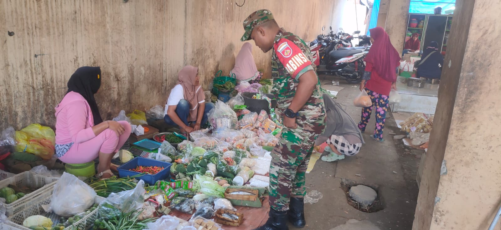 Pantau Pasar, Sertu Ikhsan Mengatakan Jelang Ramadhan Pasokan Sembako Stabil Pantau Pasar, Sertu Ikhsan Mengatakan Jelang Ramadhan Pasokan Sembako Stabil