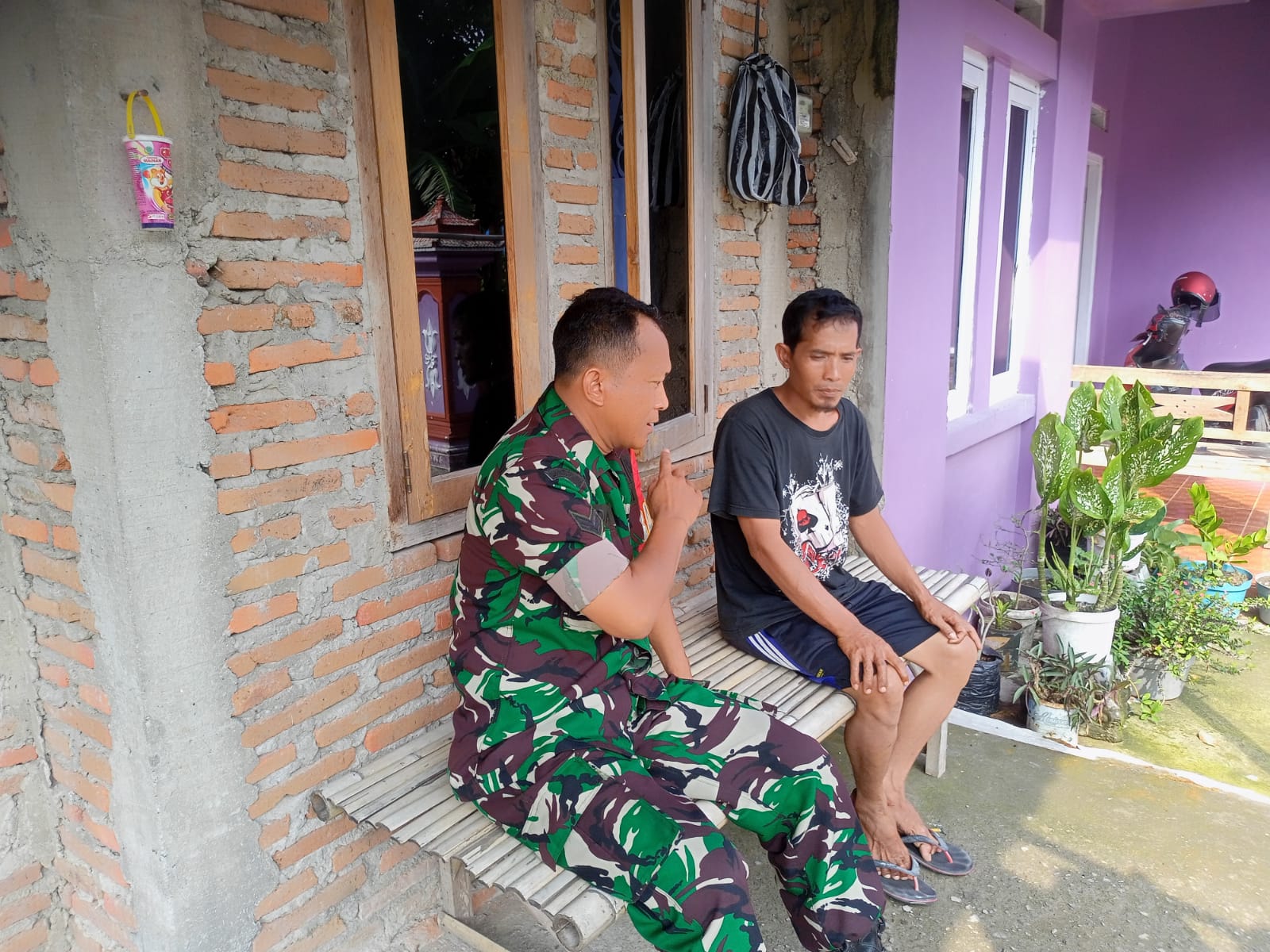 Sertu Darmadi Himbau  Ramadan Menjadi Momen Mempererat Silaturahmi dengan Tetangga