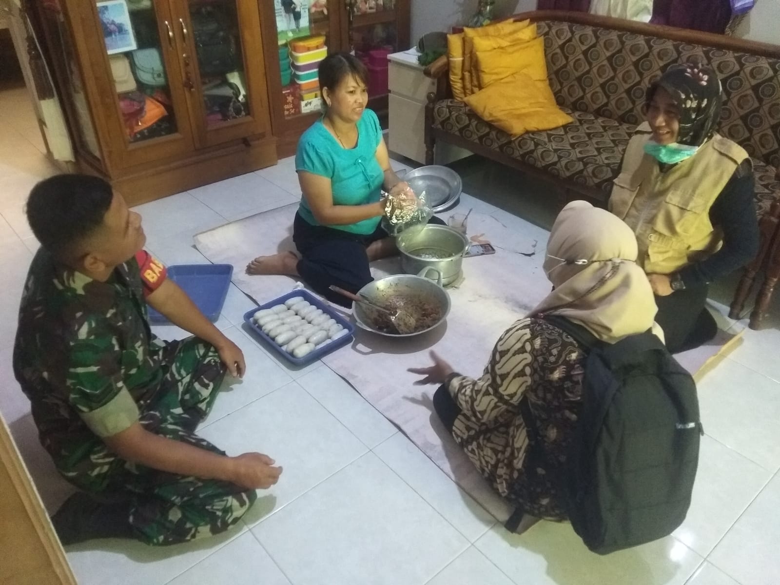 Kunjungi Rumah Warga Babinsa Bersama Bidan Desa Edukasi Masyarakat Pencegahan Demam Berdarah