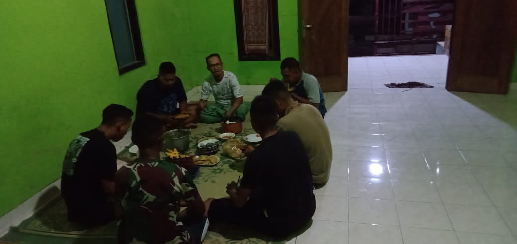 ANGGOTA SATGAS TMMD REGULER KE-119 KODIM 0725/SRAGEN BUKA PUASA BERSAMA ORANG TUA ASUH