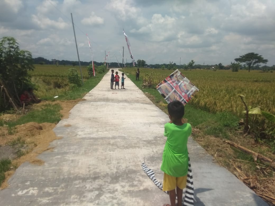 Bermain Layang – layang ,cara asyik menikmati jalan baru