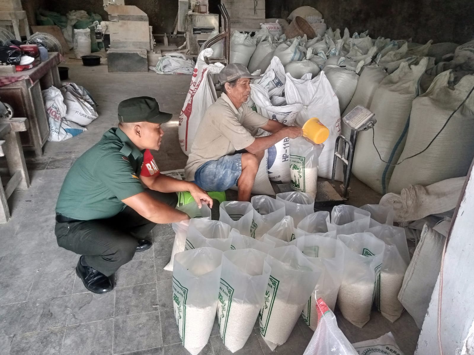 Pastikan Stok Aman Harga Stabil, Babinsa Cek Beras di Sejumlah Penggilingan  Padi