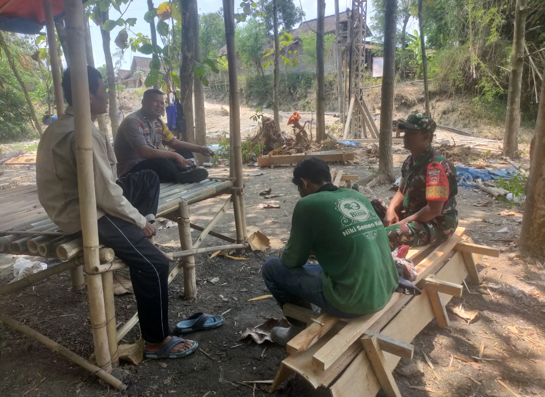 Waspada Pohon Tumbang dan Angin Kencang Waspada Pohon Tumbang dan Angin Kencang