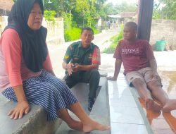 Duduk Bersama di Teras, Terlihat Obrolan Santai Sertu Eko dengan Warga