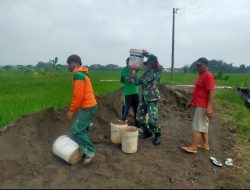 Membangun Desa Bersama Warga, Babinsa Kerja Bakti Pengecoran Jalan