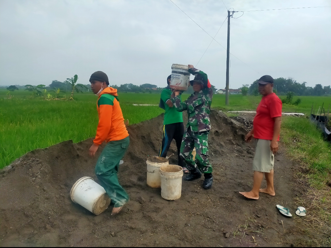 Membangun Desa Bersama Warga, Babinsa Kerja Bakti Pengecoran Jalan