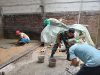 Berperan Dalam Setiap Kegiatan, Babinsa Bantu Plester Lantai Rumah Warga