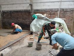 Berperan Dalam Setiap Kegiatan, Babinsa Bantu Plester Lantai Rumah Warga