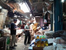 Babinsa Ke Pasar, Liat Apa Yang Dilakukan…