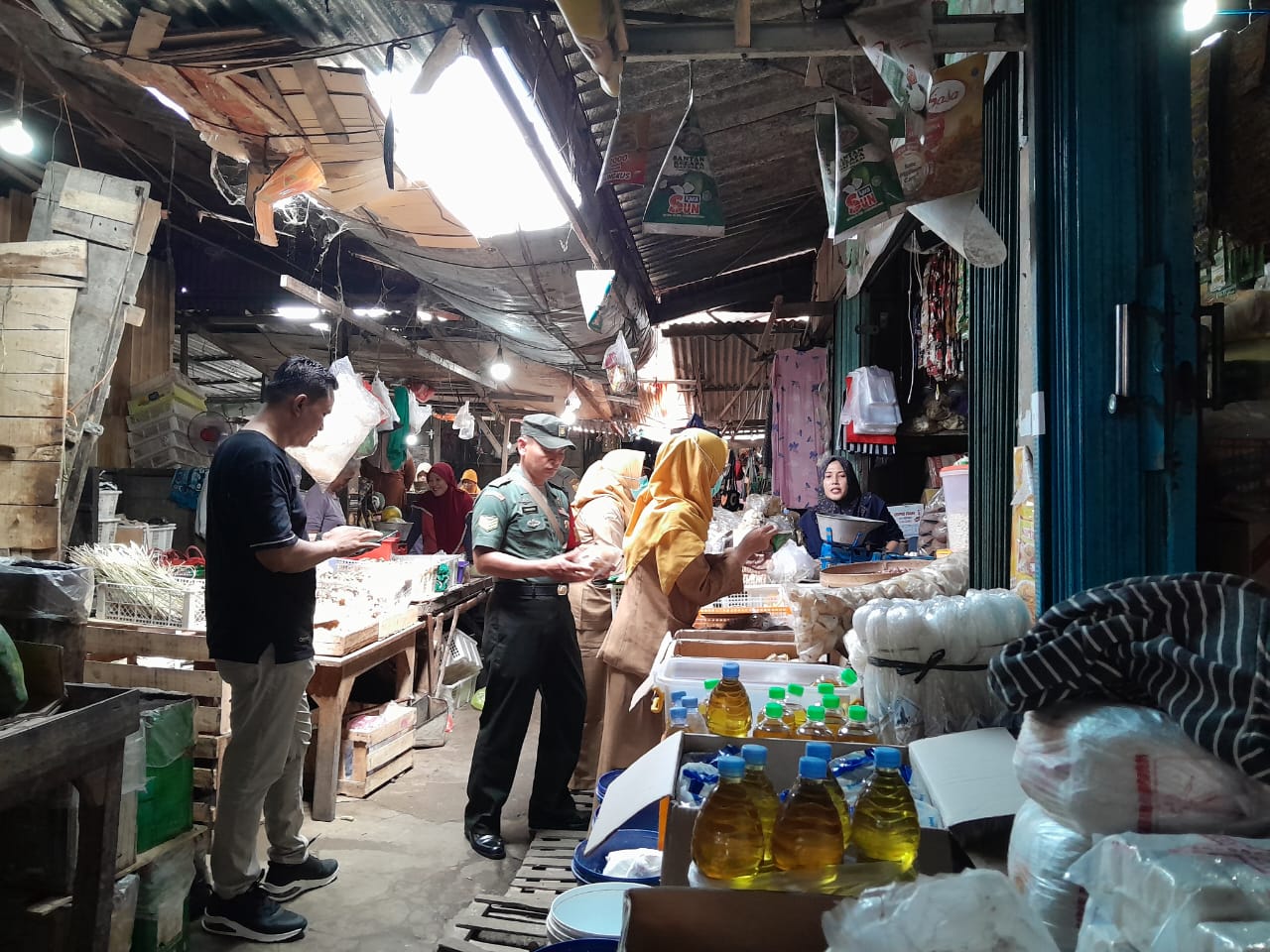 Babinsa Ke Pasar, Liat Apa Yang Dilakukan…