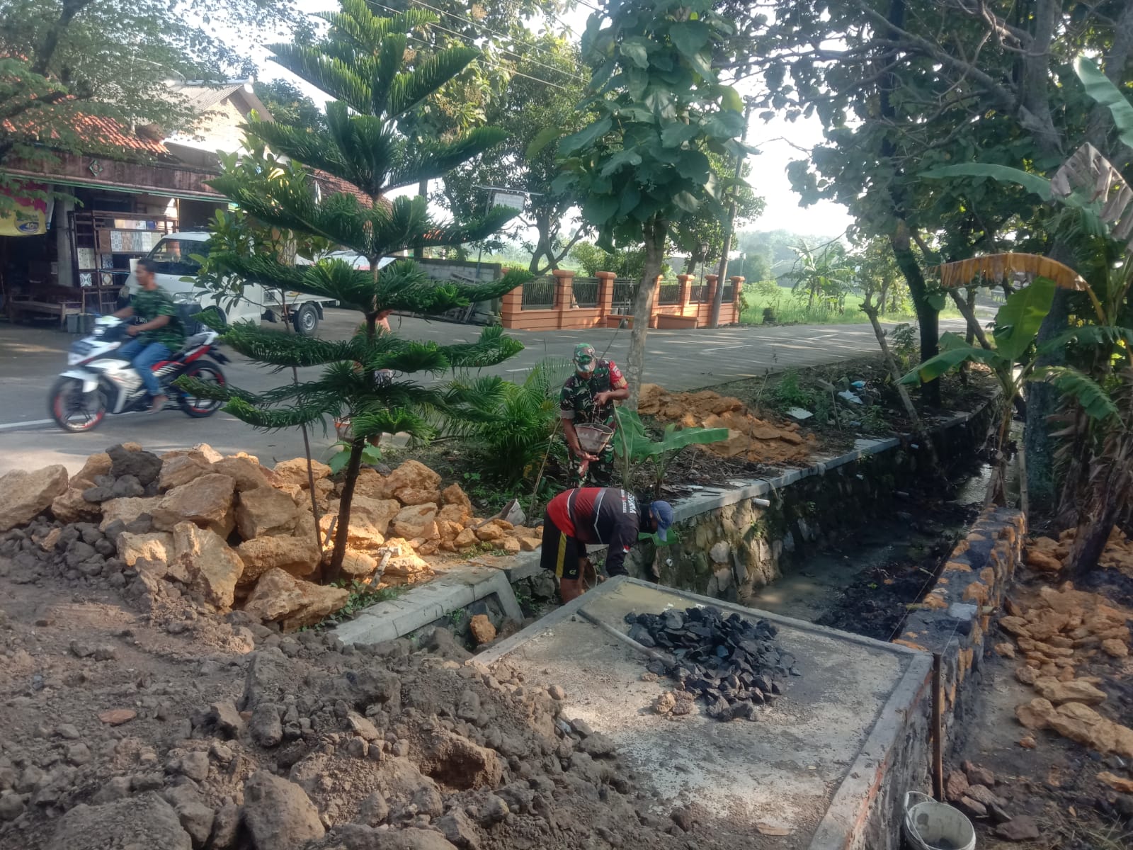 Loyalitas Tinggi Serka Slamet Kerja Bakti Bareng Warga