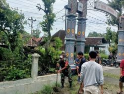 Upaya Cegah Banjir, Babinsa Geneng  Karya Bakti Pembersihan Saluran Air