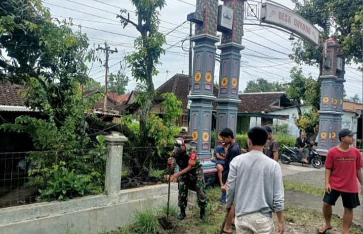 Upaya Cegah Banjir, Babinsa Geneng  Karya Bakti Pembersihan Saluran Air
