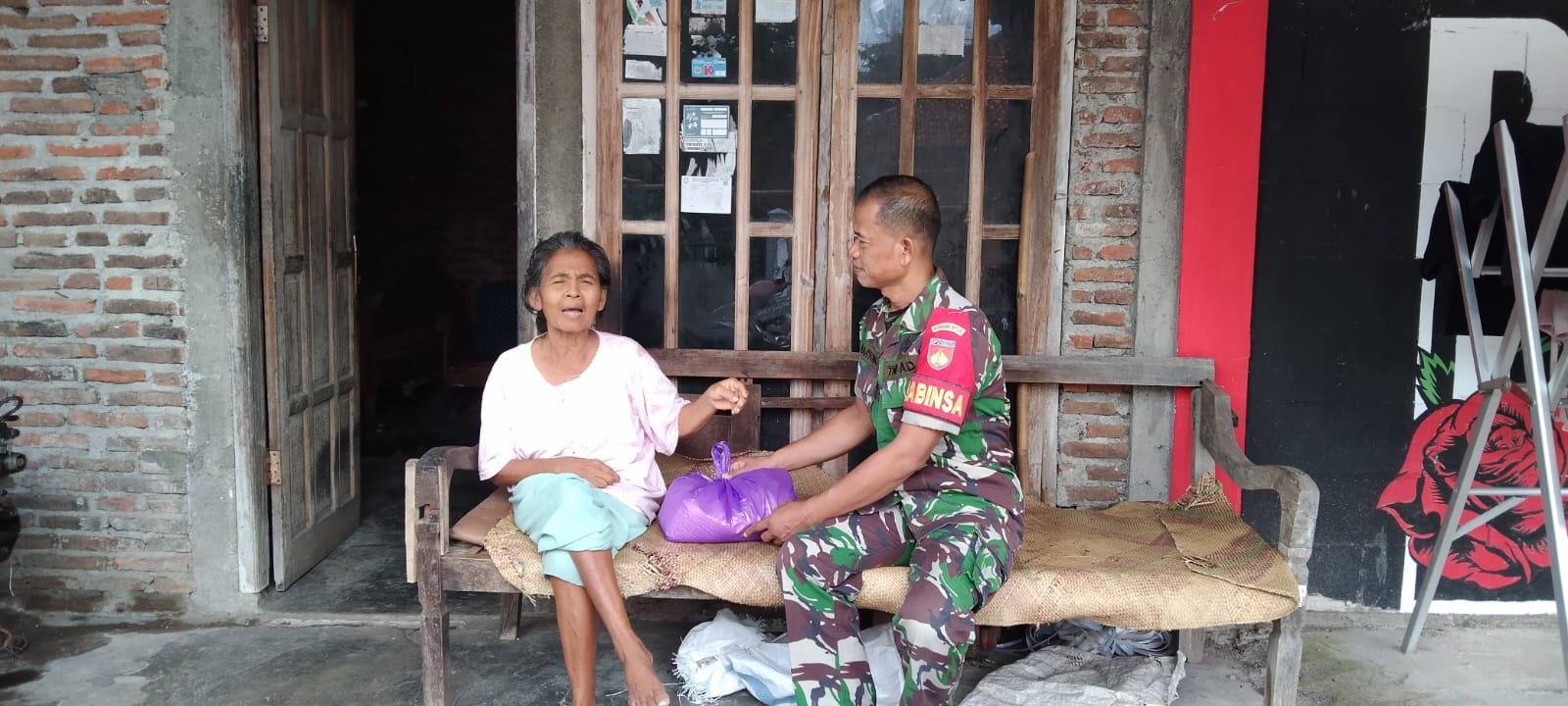 Melalui Babinsa, Kodim Sragen Salurkan Zakat Fitrah Pada Masyarakat Kurang Mampu