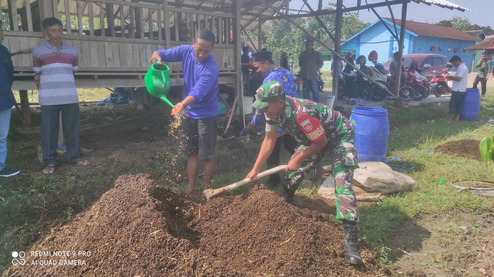 Bersama Gapoktan Babinsa Praktikkan Pembuatan Pupuk Kompos Dari Kotoran Kambing