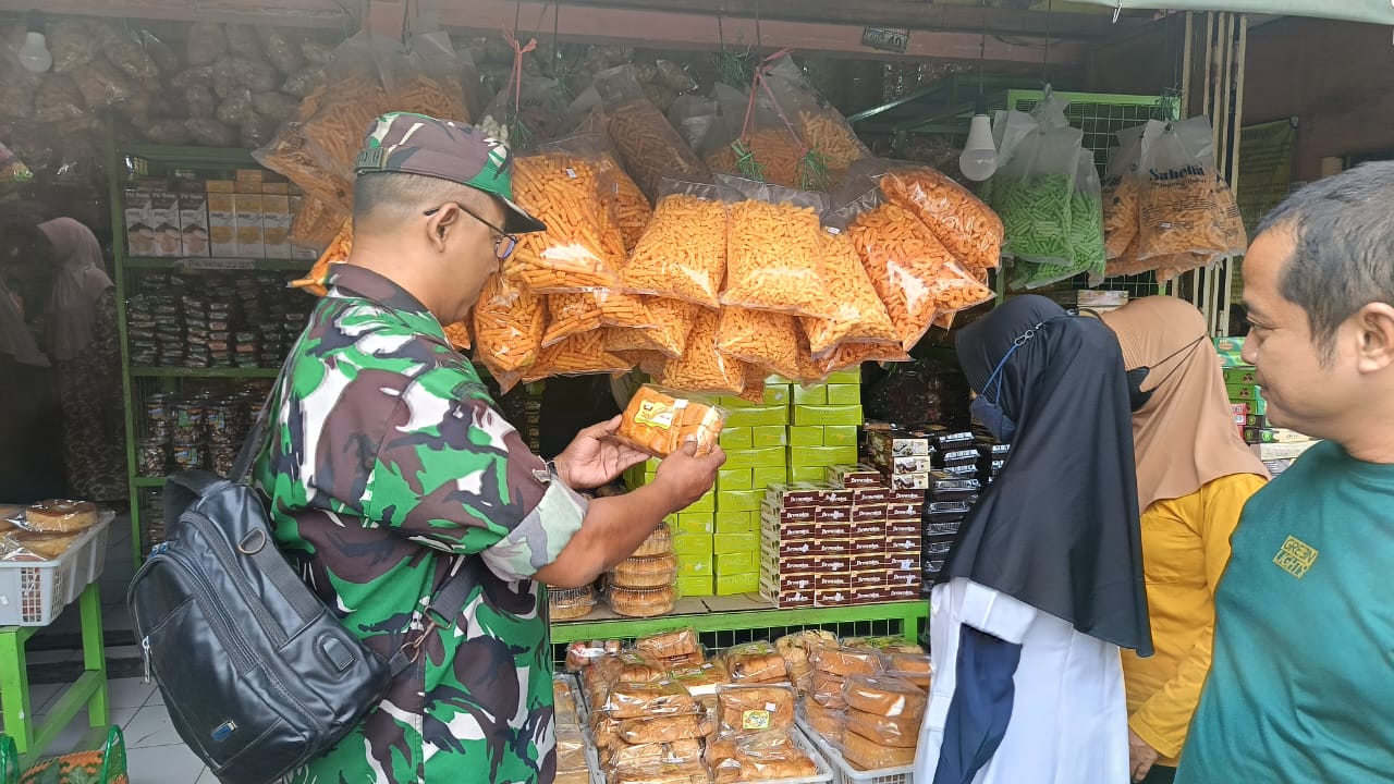 Babinsa Minta Konsumen Waspada Barang Kadaluarsa Jelang Idul Fitri