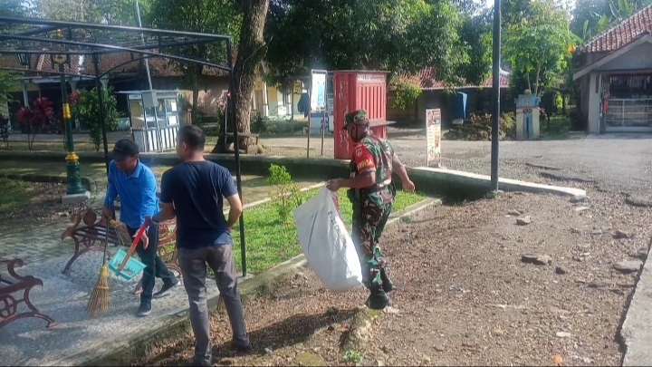 Mewujudkan Lingkungan Bersih Babinsa Ajak Masyarakat Kerja Bakti Pembersihan Desa