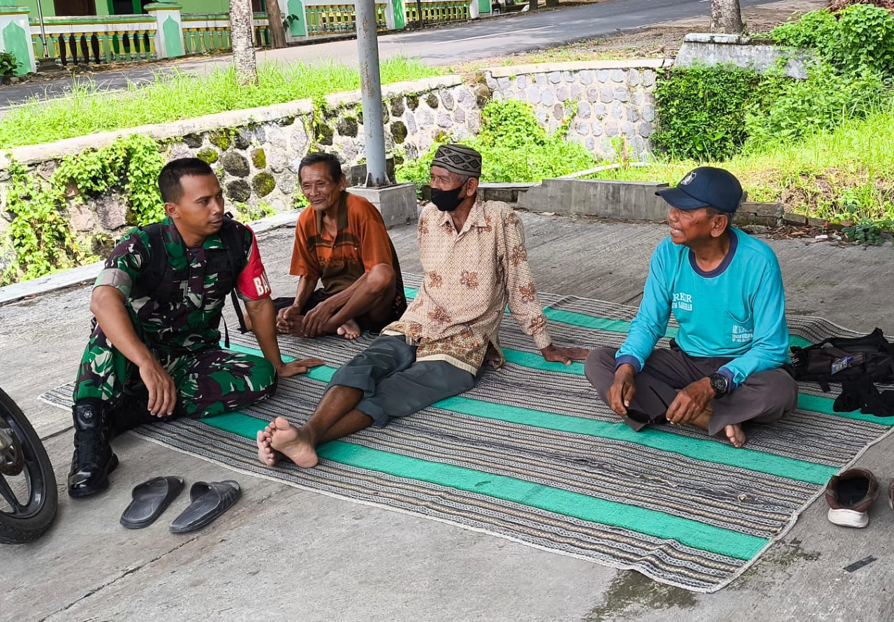 Serda Lilies  Sosok Babinsa Yang Supel Dalam Bergaul Dengan Warga