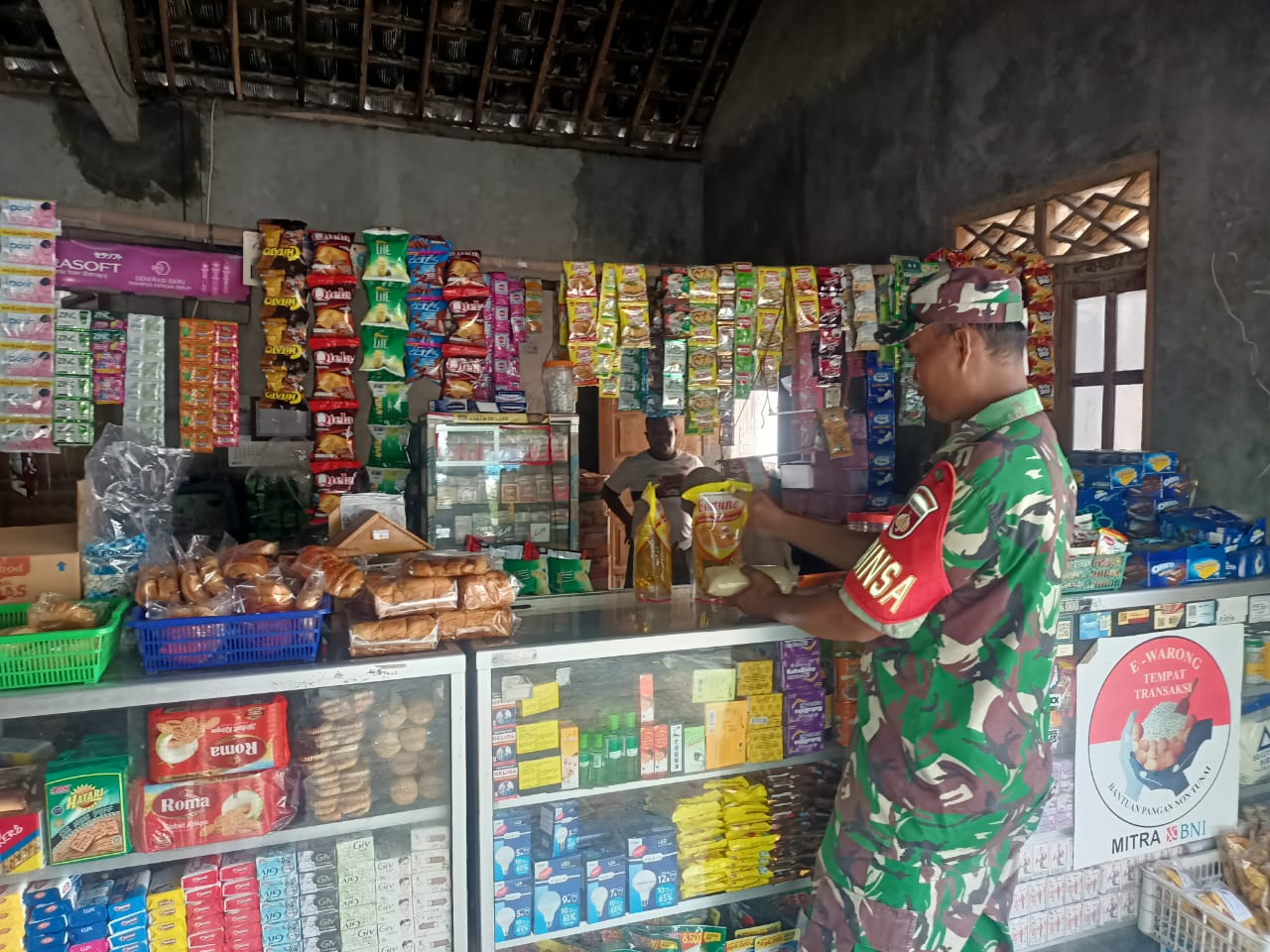Pantau Persediaan sembako, Babinsa  Sidak Kios